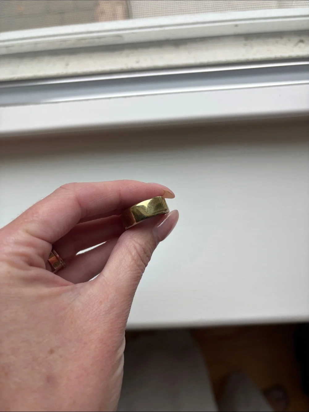 Oura Gold size 6 Ring Charger with Gray Dock Gen 4